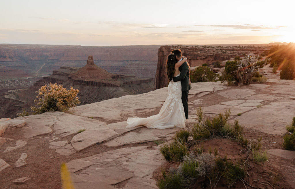 Complete guide for couples planning an adventure wedding in moab utah! Written by a local Utah Wedding & Elopement Photographer. EPIC UTAH ELOPEMENT Canyonlands National Park