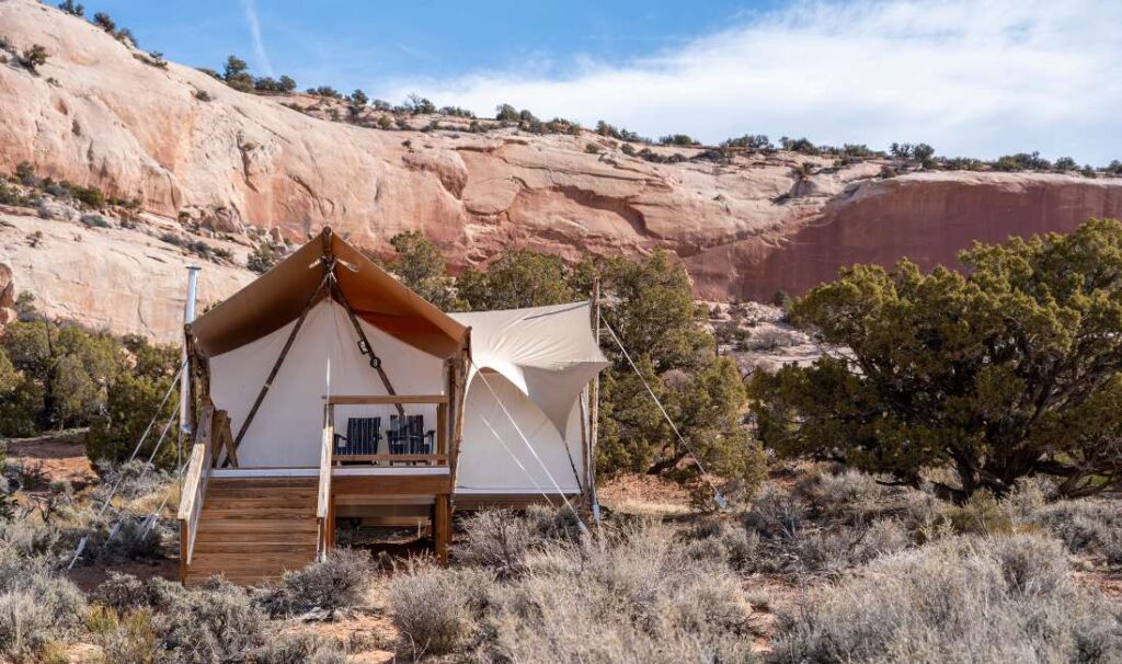 Complete guide for couples planning an adventure wedding in moab utah! Written by a local Utah Wedding & Elopement Photographer. EPIC UTAH ELOPEMENT ULUM luxury glamping resort