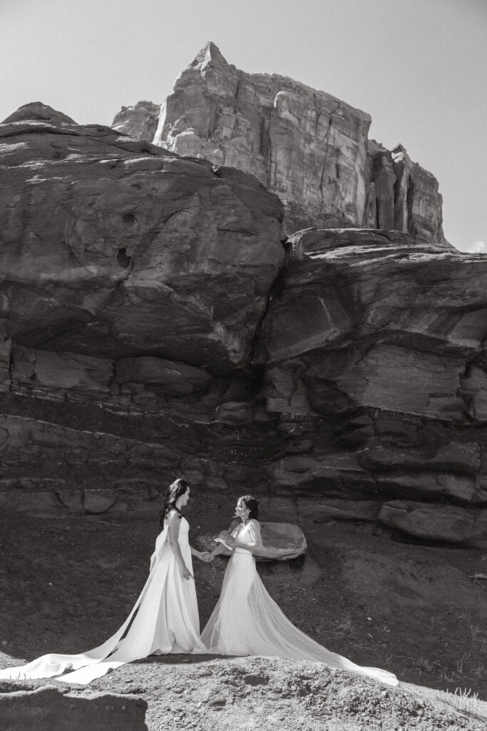 Complete guide for couples planning an adventure wedding in moab utah! Written by a local Utah Wedding & Elopement Photographer. EPIC UTAH ELOPEMENT Canyonlands National Park
