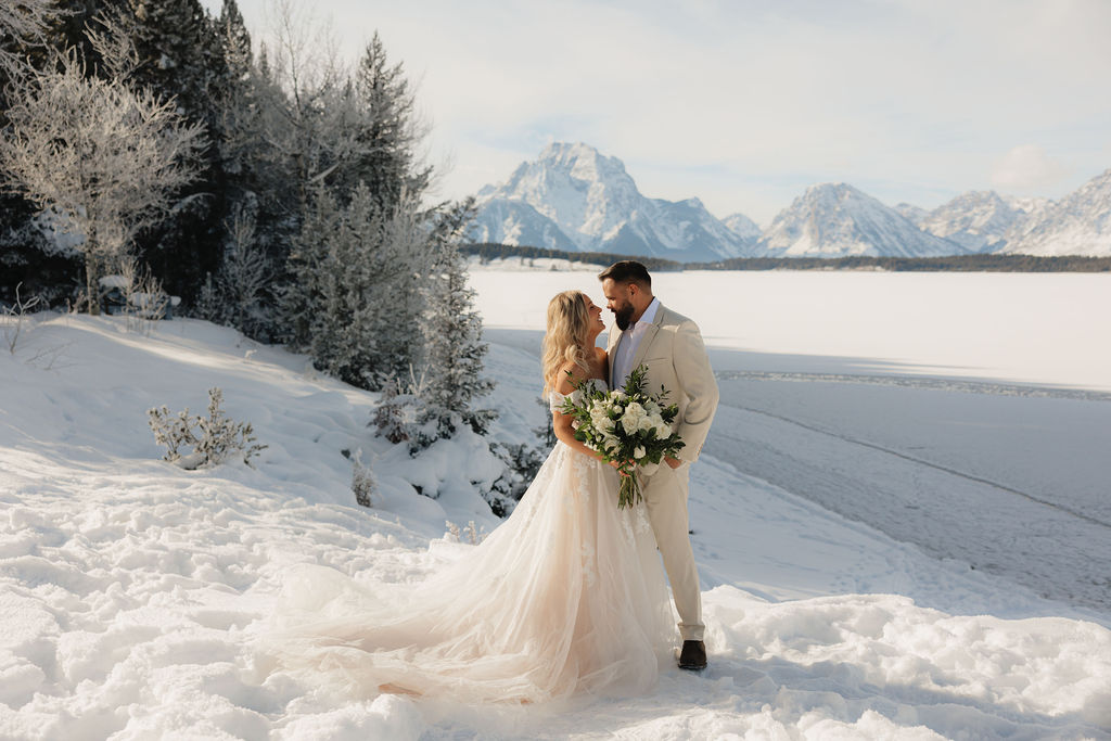 Love this romantic winter elopement in Grand Teton National Park! This winter wedding inspo will have you planning your own Wyoming adventure
